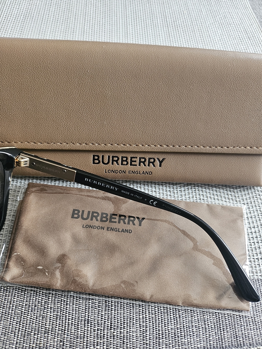 Burberry B4240 Black Aviator Sunglasses with Brown Case and Cleaning Pouch - Picture 3 of 4